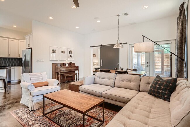 Building Photo - Home for Lease In East Downtown Austin Holly District