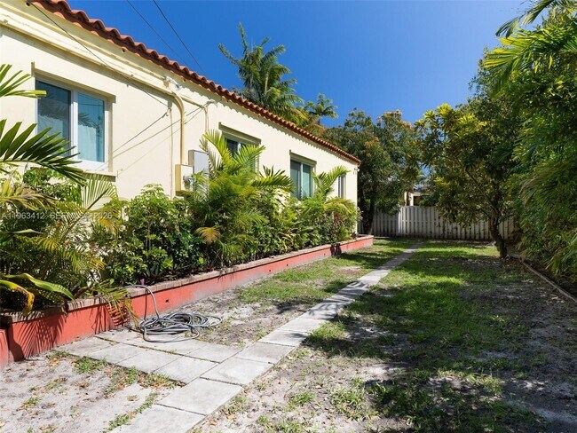 Building Photo - 630 SW 25th Rd