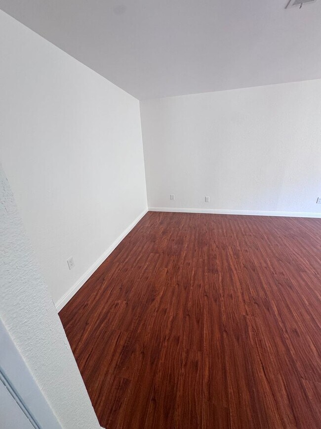 Building Photo - 4 bed townhouse central  Clairemont