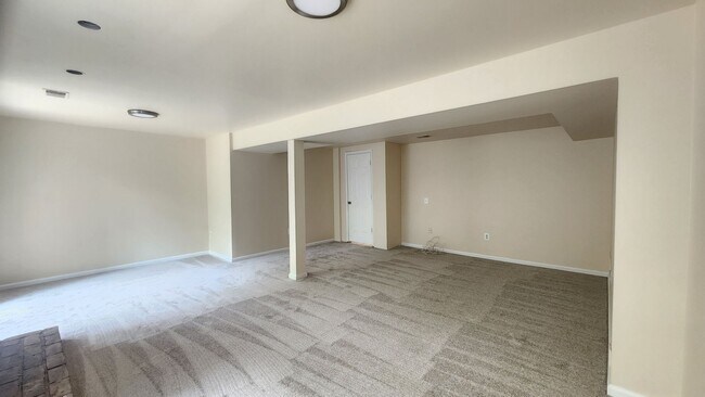 Building Photo - Spacious Arlington TH Near Ballston Metro!
