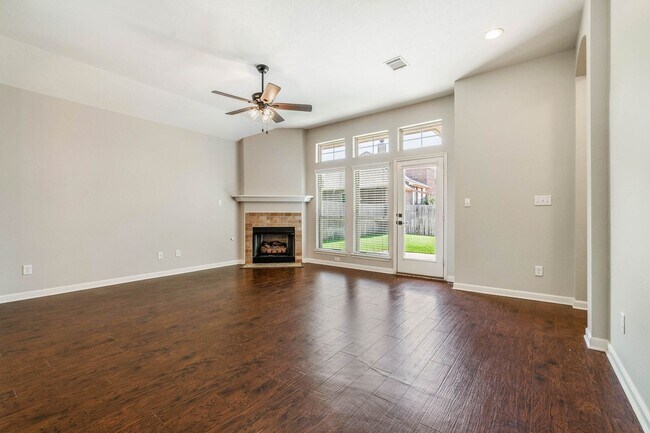 Building Photo - Available for June Move in! Charming 3/2 in Castlegate 2!