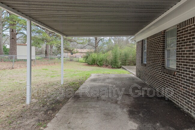 Building Photo - 102 Betty St