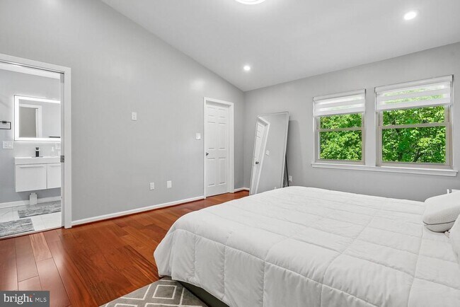 Building Photo - 6608 Westbury Oaks Ct