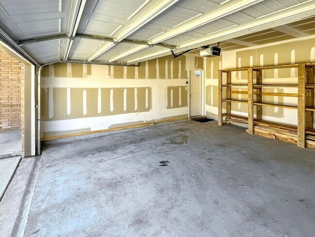 Building Photo - 8729 Heliotrope Ln