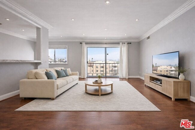 Building Photo - 1115 S Elm Dr