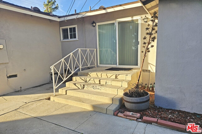 Building Photo - 9966 Glencrest Cir