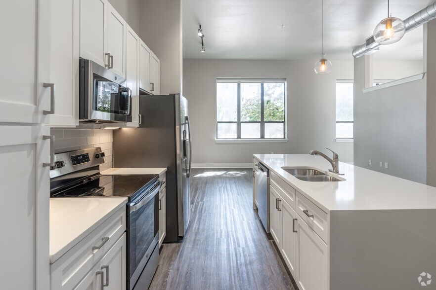 1BR, 1BA - 925SF - Kitchen - Shoreline on Lake Carolyn