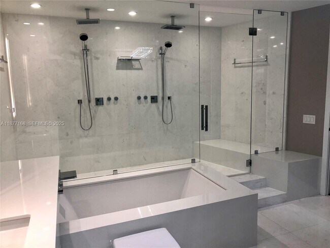 Building Photo - 18555 Collins Ave