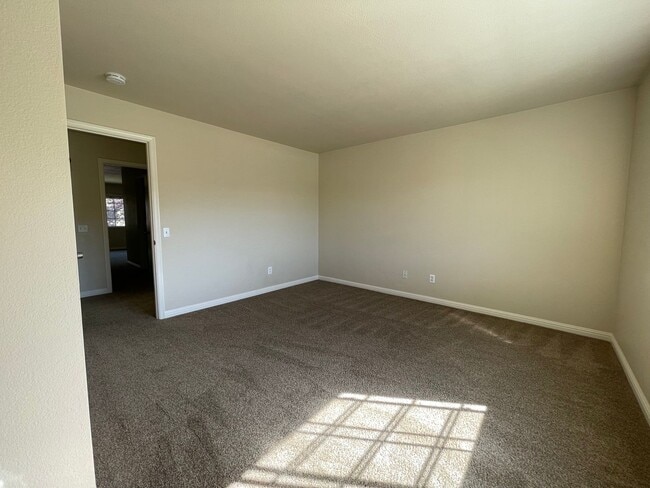 Building Photo - Downstairs 2 Bedroom 2 Bath Apartment with...