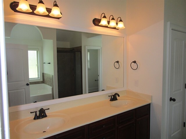 Building Photo - 2572 Corey Park Dr