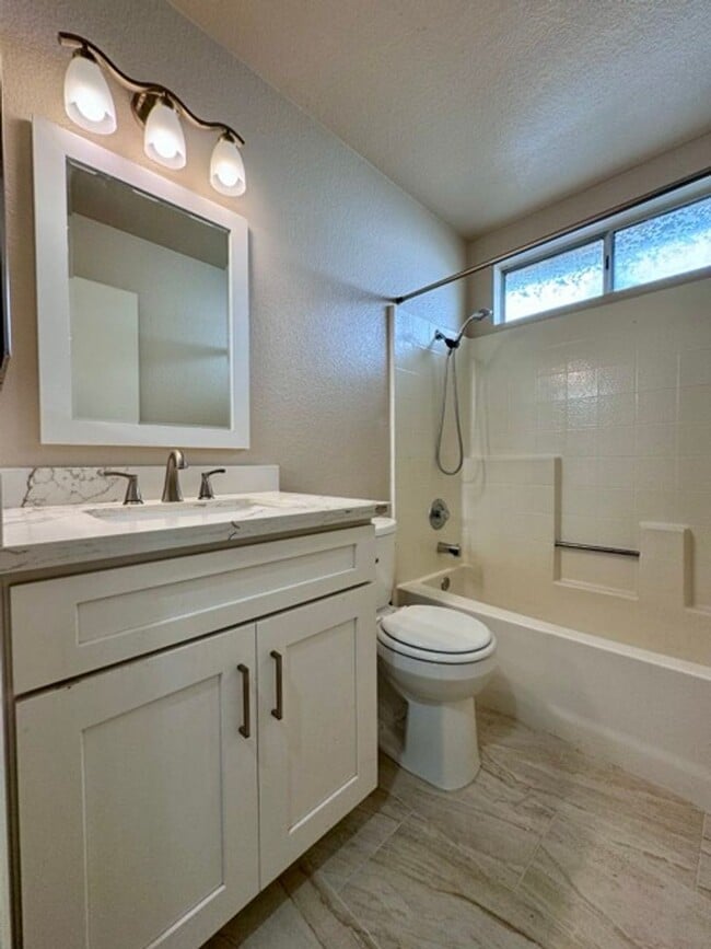 Building Photo - 3 bedroom Temecula home available for LEASE!