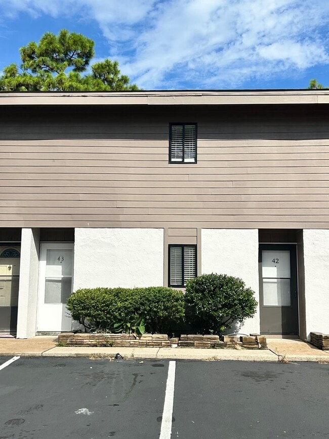 Building Photo - 6901 Lagoon Dr