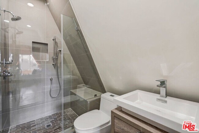 Building Photo - 3237 Kelton Ave