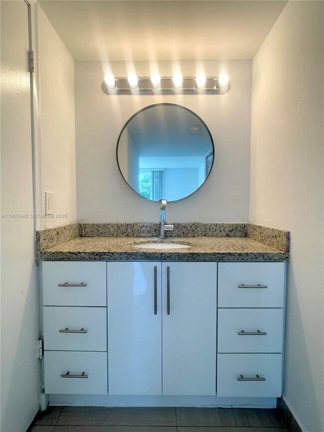 Building Photo - 2011 Bay Dr