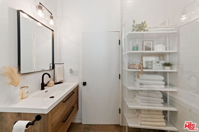 Building Photo - 358 N Bronson Ave