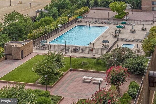 Building Photo - 3709 S George Mason Dr