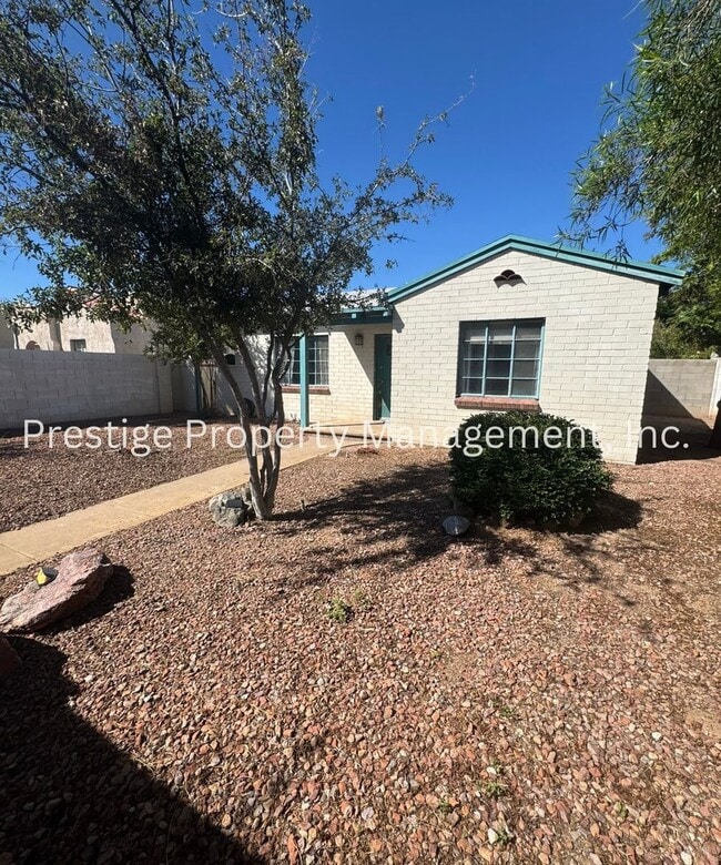 Building Photo - Tucson's Hidden Treasure!!