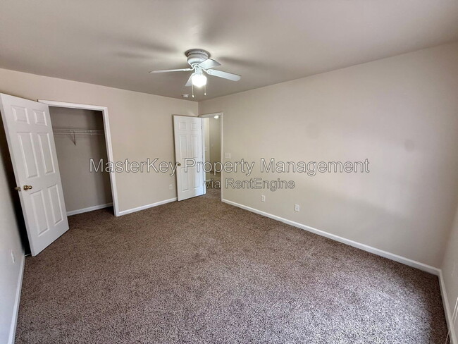 Building Photo - 414 Walnut Woods Dr