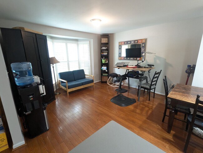 Building Photo - Beautiful 3 level END UNIT townhouse that ...