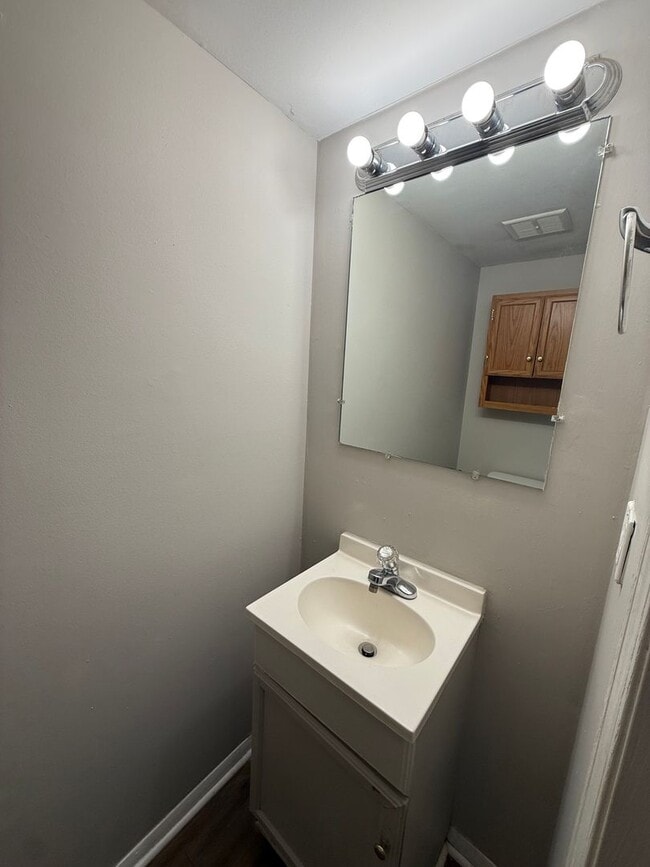 Building Photo - 4807 Lakeside Dr