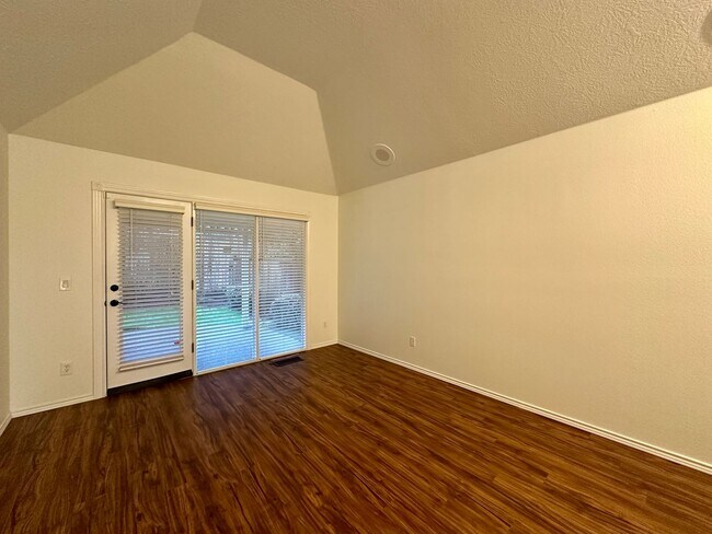 Building Photo - Large Three Bedroom Home in the Cinnamonwood Estates