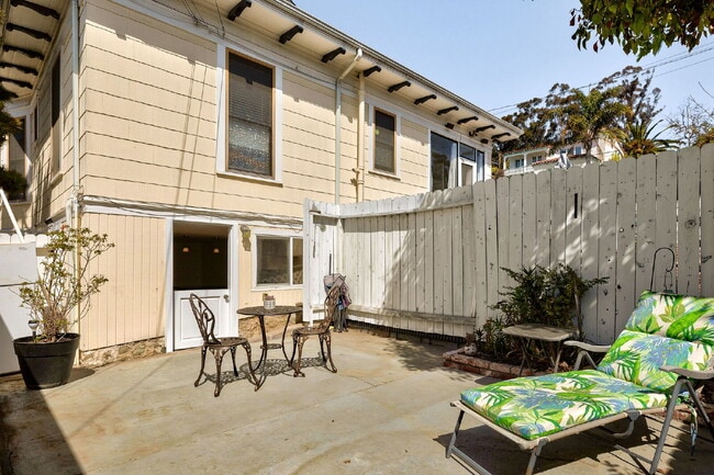 Building Photo - "Delightful 1-Bedroom Apartment in Historic Home!"