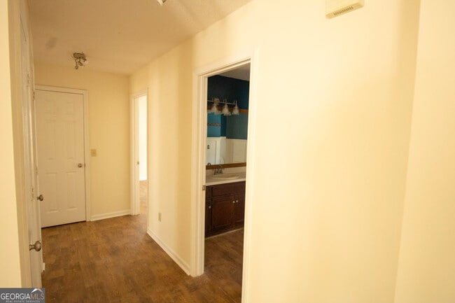 Building Photo - 607 N Kevin Ct