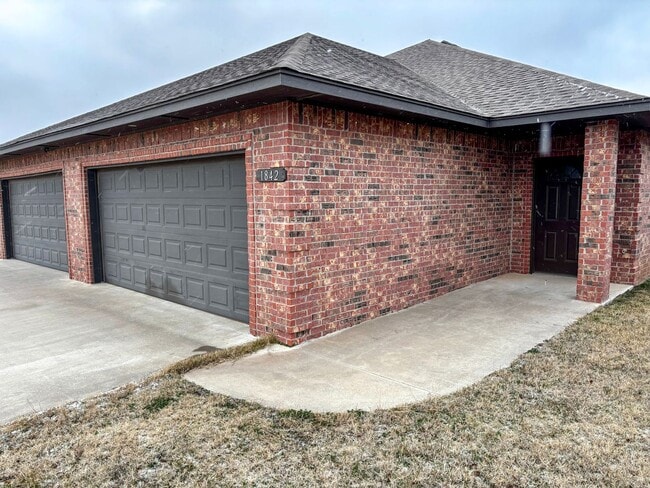 Building Photo - 3br 2ba duplex with 2 car garage!!