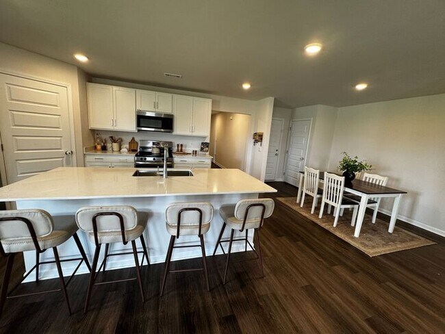 Building Photo - Beautiful 5 bedroom home available for rent