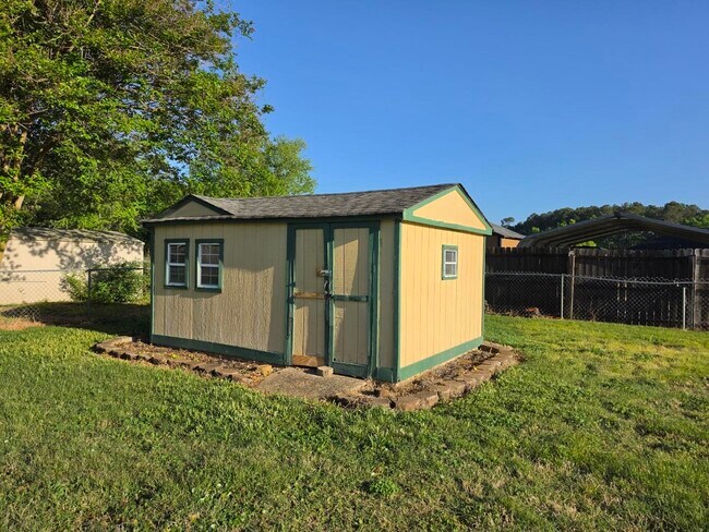 Building Photo - 450 Derek Dr