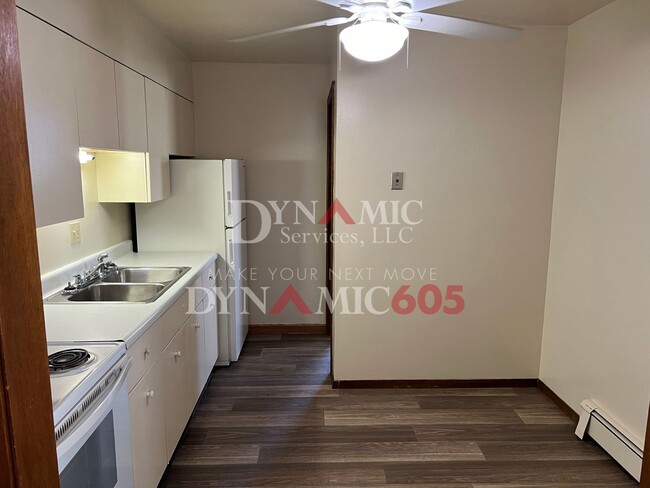 Building Photo - 1 Bedroom, 1 Bathroom Garden Level Apartme...
