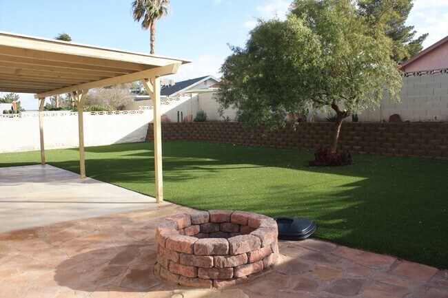 Building Photo - Fabulous 3 bedroom 2 bathroom Big Back Yard