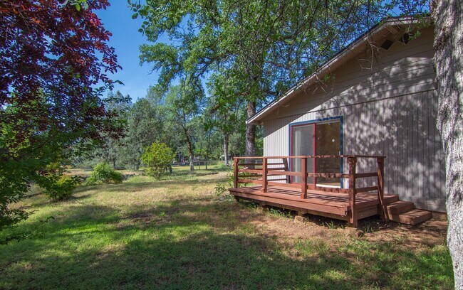 Building Photo - 2 Bedroom North Redding Home with Bonus Room. Completely Fenced!