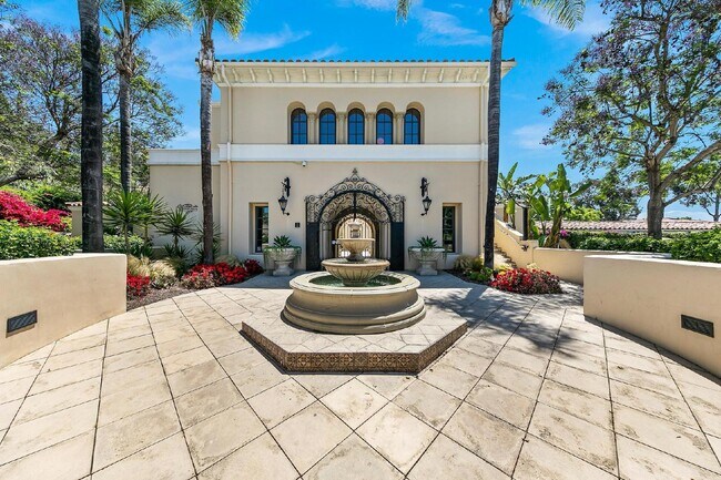 Building Photo - Luxurious Living at Its Finest | 1-Bedroom...