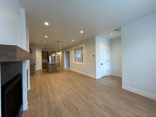 Building Photo - 3 Bedroom / 2.5 Bathroom Townhome in SE Bend