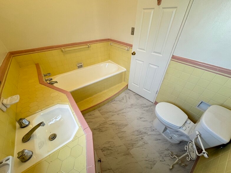 Building Photo - 422 S Detroit St