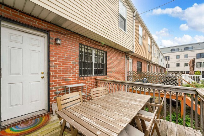 Building Photo - 354 1st St