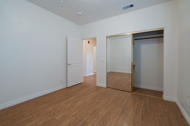 Building Photo - 2 WEEKS OFF SPECIAL..BEAUTIFUL 4 BED 3 BATH UNIT!!!!!