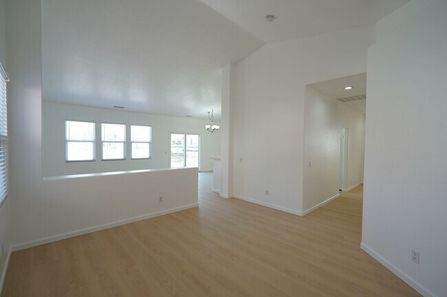 Building Photo - Beautiful 3 Bed / 2 Bath Moreno Valley Home with Garage