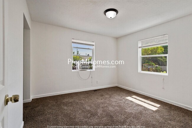 Building Photo - Three Bedroom Cottage in NE Salem!