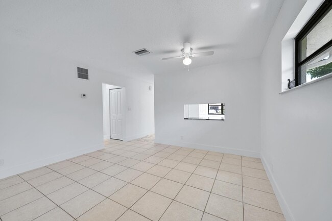 Building Photo - 498 NE 42nd St