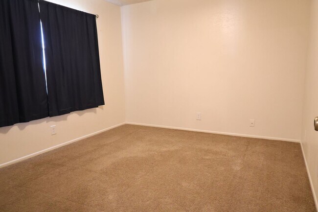 Building Photo - 112 Rawhide Ln