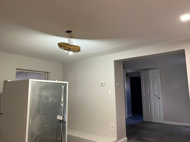 Building Photo - 8 Greene Rd