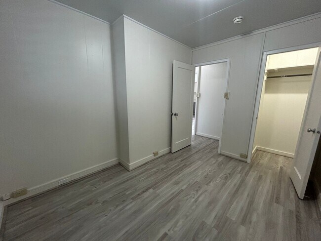 Building Photo - 2201