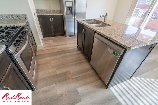 Building Photo - 4 Bed/2.5 Bath Townhome in Desert Bluff!