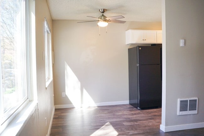Building Photo - Close in SE Trendy Buckman - Updated 1st Floor 1 Bedroom!