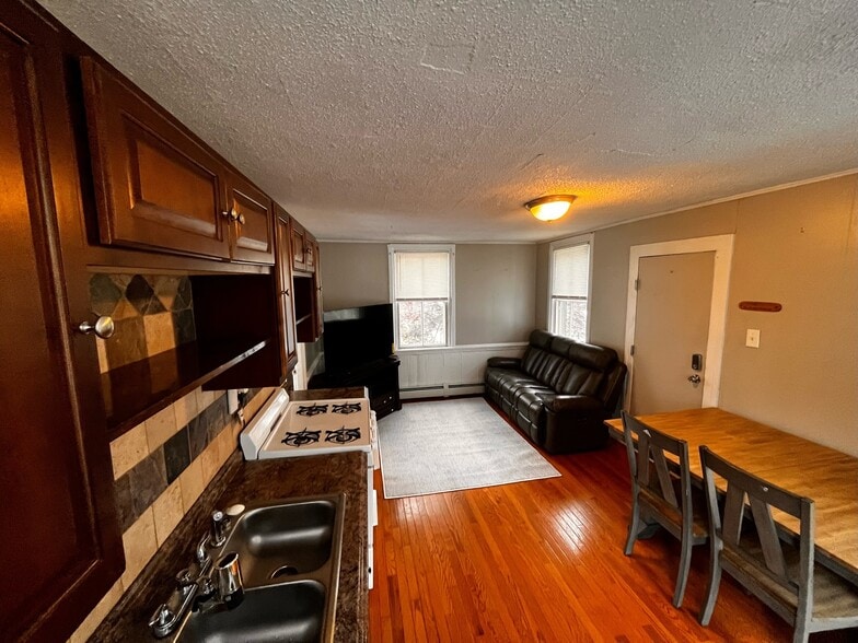 Building Photo - 47 Sheldon St