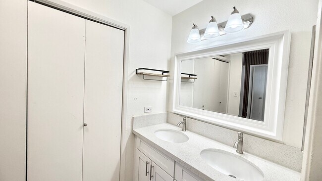 Building Photo - Beautifully Renovated 2-Bedroom, 2-Bathroom Condo 1-Parking