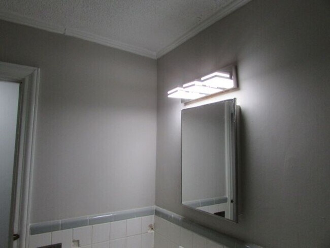 Building Photo - Freshly Updated 3 Bedroom Home
