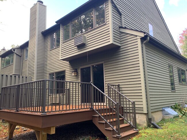 Building Photo - 3 Bedroom Condo Available for Aug. 1st